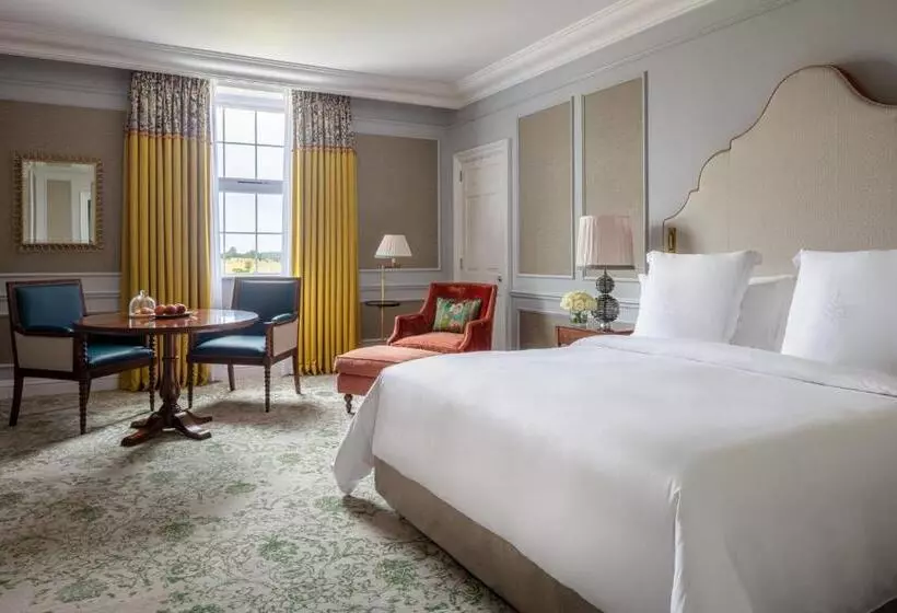 キングサイズベッドのスタンダードルーム, Four Seasons Hotel Hampshire
