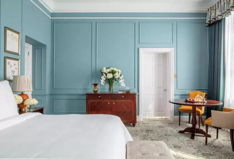 キングサイズベッドのスタンダードルーム, Four Seasons Hotel Hampshire