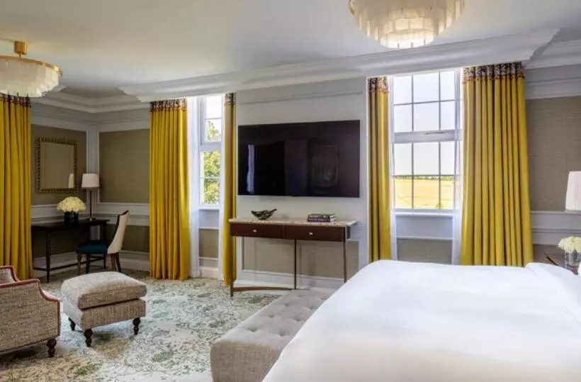 キングサイズベッドのスイートルーム, Four Seasons Hotel Hampshire