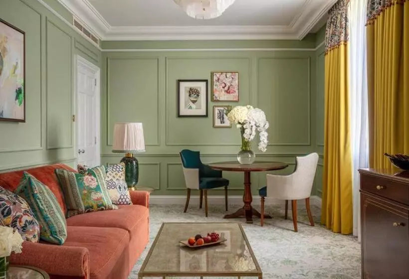 キングサイズベッドのスイートルーム, Four Seasons Hotel Hampshire