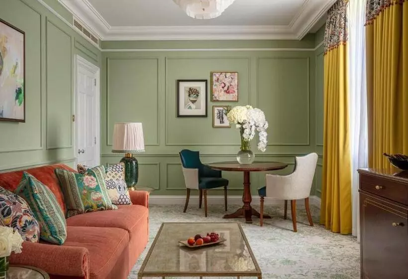 キングサイズベッドのスイートルーム, Four Seasons Hotel Hampshire