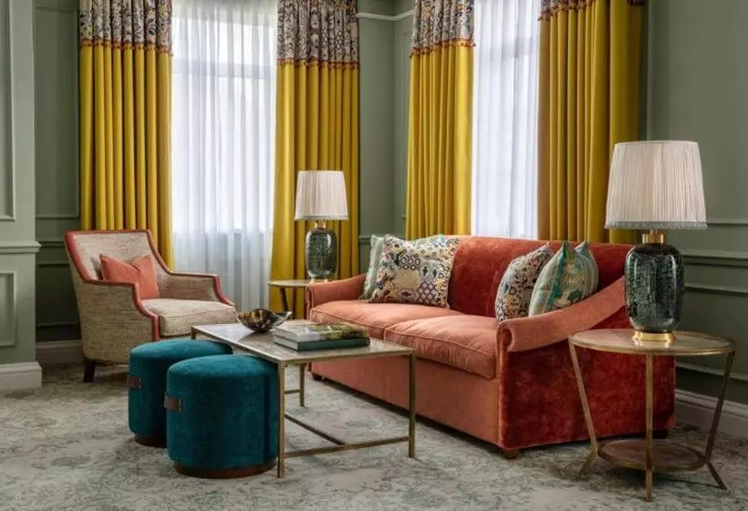 キングサイズベッドのスイートルーム, Four Seasons Hotel Hampshire