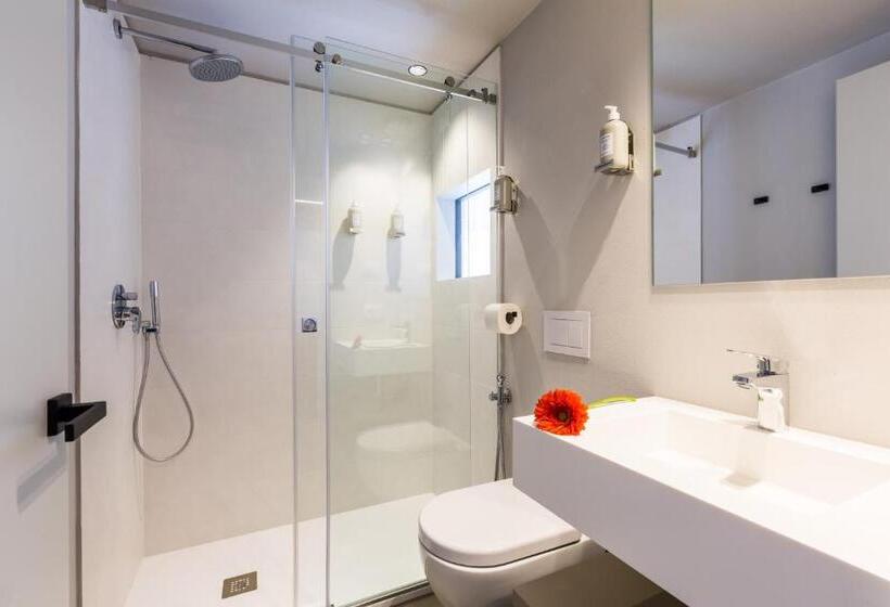 Comfort room with balcony, Gotì