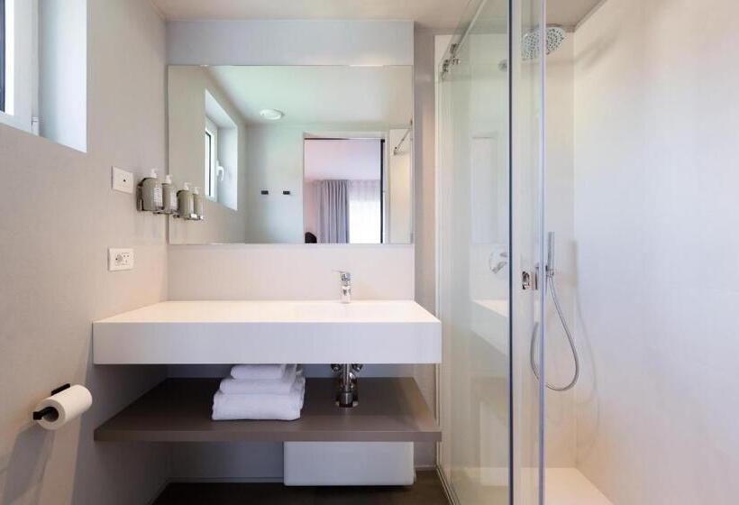 Comfort room with balcony, Gotì