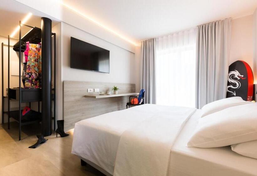 Comfort room with balcony, Gotì