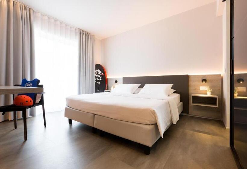 Comfort room with balcony, Gotì