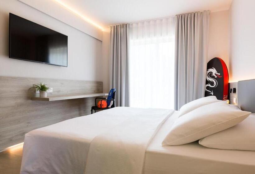 Comfort room with balcony, Gotì