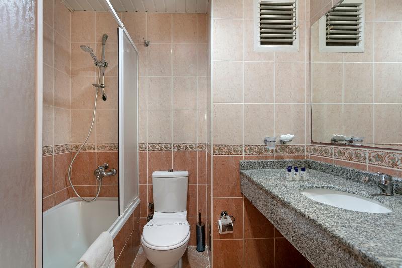 اتاق استاندارد, Lara Dinc