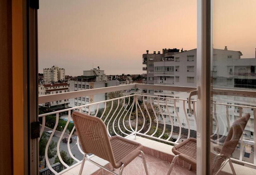 اتاق استاندارد سه نفره, Lara Dinc