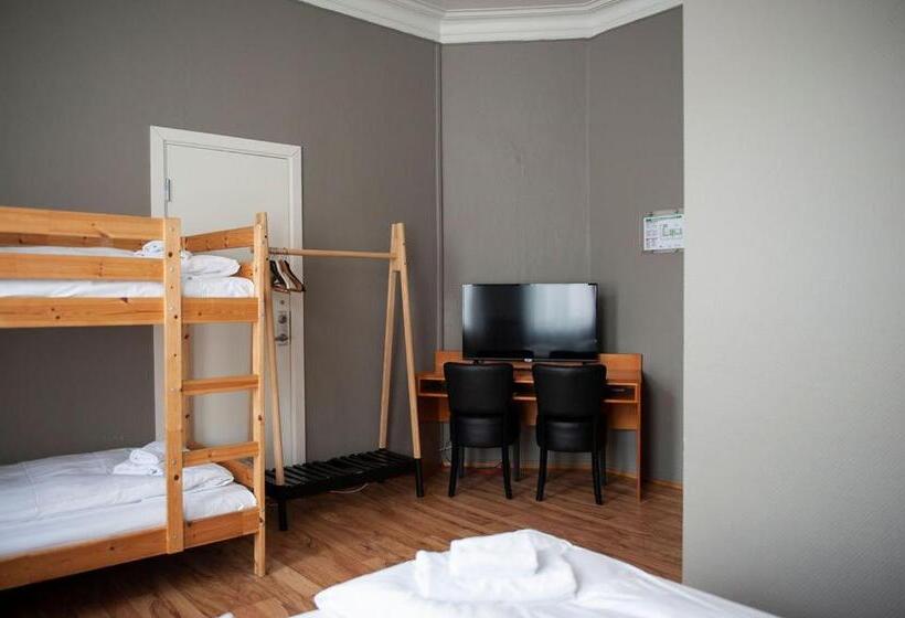 Четырехместный Номер Стандарт, Henriks Hotell