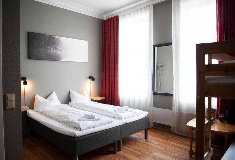 חדר סטנדרט לארבעה, Henriks Hotell