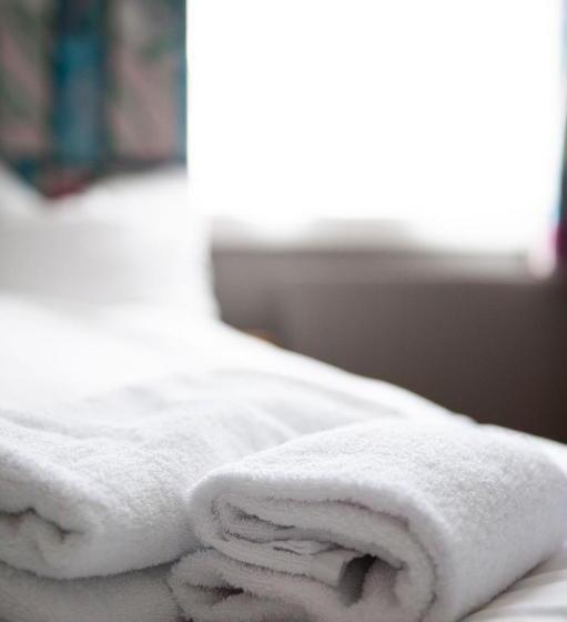 غرفة قياسية رباعية, Henriks Hotell