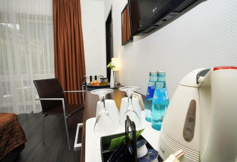 סוויטה משפחתית, The Atrium