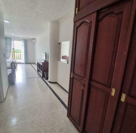 Семейный Номер, Zahira Hotel Melgar