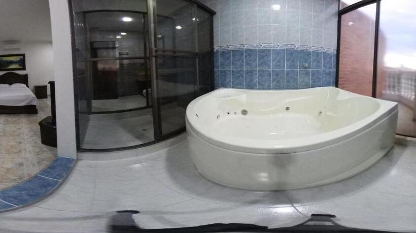 스위트, Zahira Hotel Melgar