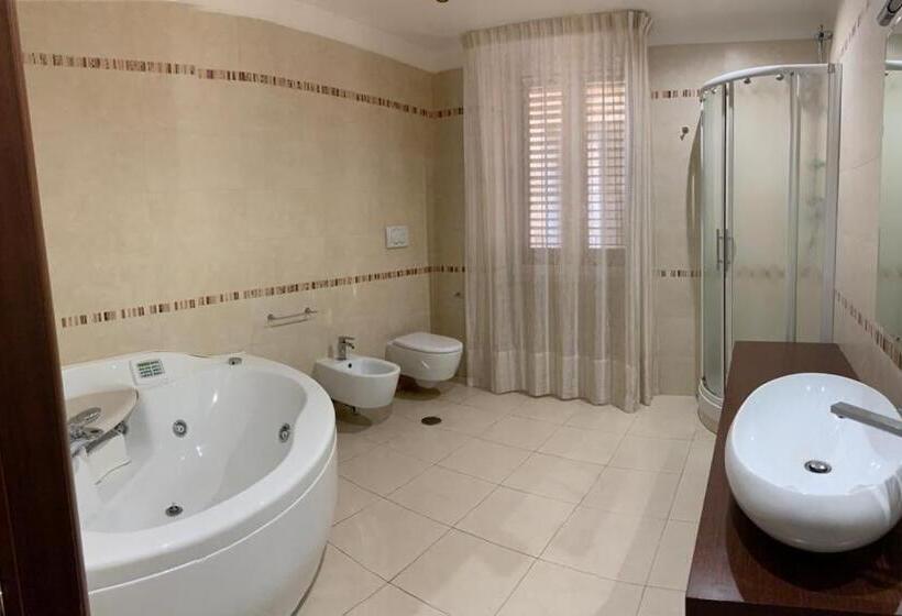 اتاق استاندارد با وان آب گرم, Suite San Cataldo