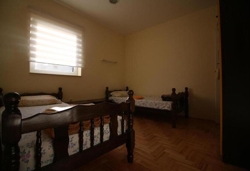 اتاق استاندارد با سرویس بهداشتی مشترک, Hostel Teresianum