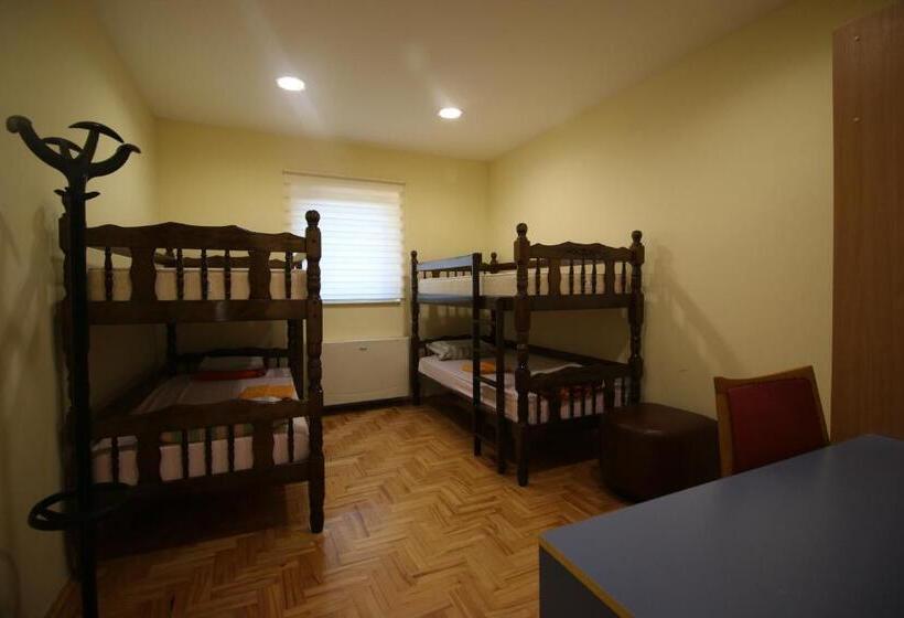 تختخواب در اتاق مشترک, Hostel Teresianum