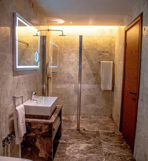 جناح سوبيريور, Charleson Luxury