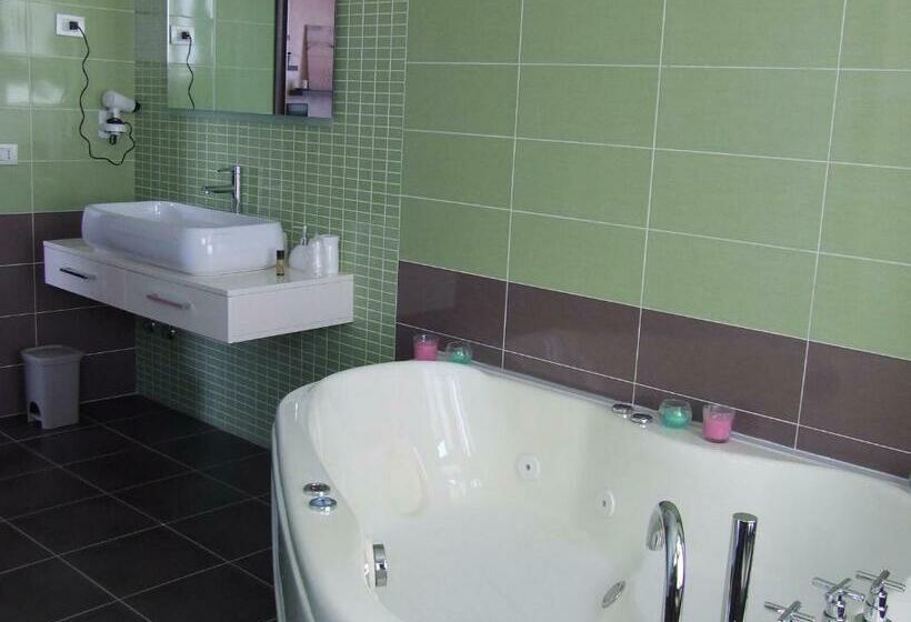 小型豪华套房, L'incontro