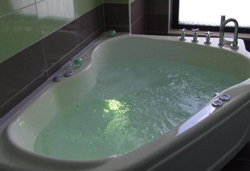 小型豪华套房, L'incontro