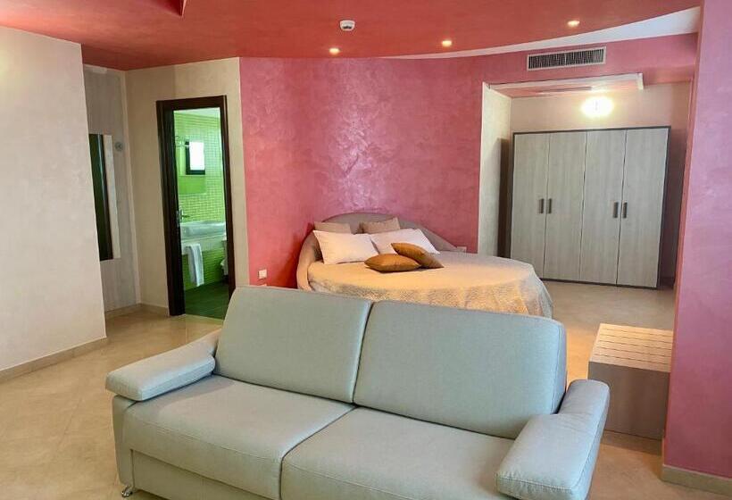 小型豪华套房, L'incontro