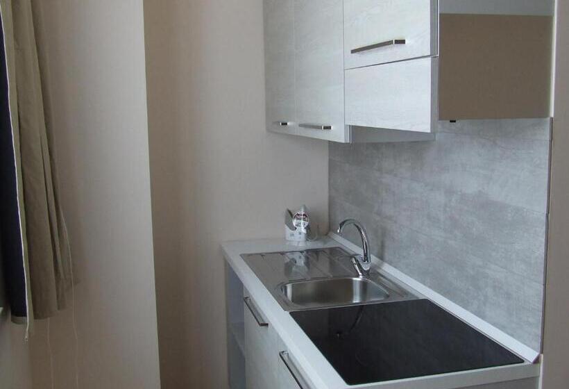 标准三人间, L'incontro