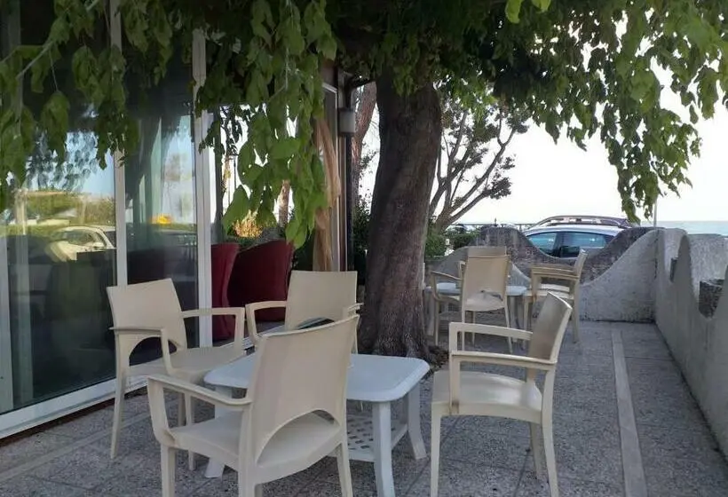 スタンダードシングルルーム, Room In Bb Quadruple Room A Stones Throw From The Sea Ideal For A Relaxing Holiday