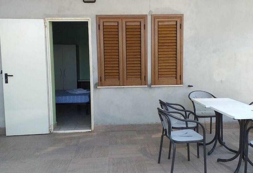 标准单人间, Room In Bb Quadruple Room A Stones Throw From The Sea Ideal For A Relaxing Holiday