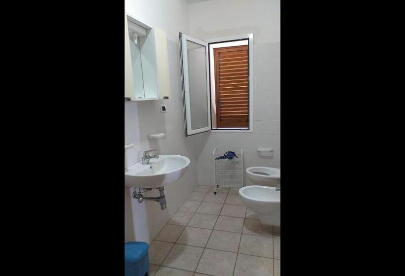 スタンダードシングルルーム, Room In Bb   Quadruple Room A Stones Throw From The Sea   Ideal For A Relaxing Holiday