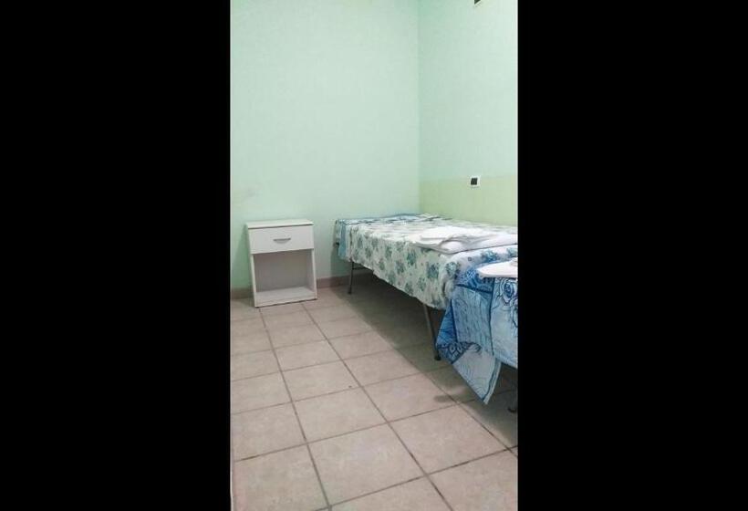 标准单人间, Room In Bb Quadruple Room A Stones Throw From The Sea Ideal For A Relaxing Holiday