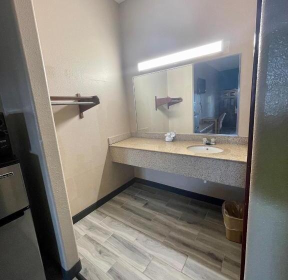 اتاق استاندارد با تخت بزرگ, Airport Inn & Suites