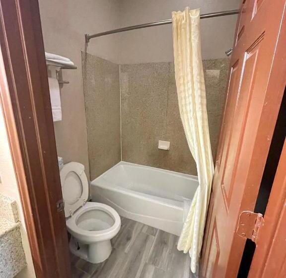 غرفة قياسية سرير كينج, Airport Inn & Suites