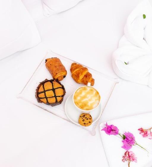 سوئیت جونیور با چشم‌انداز باغ, Golden Lake Marina