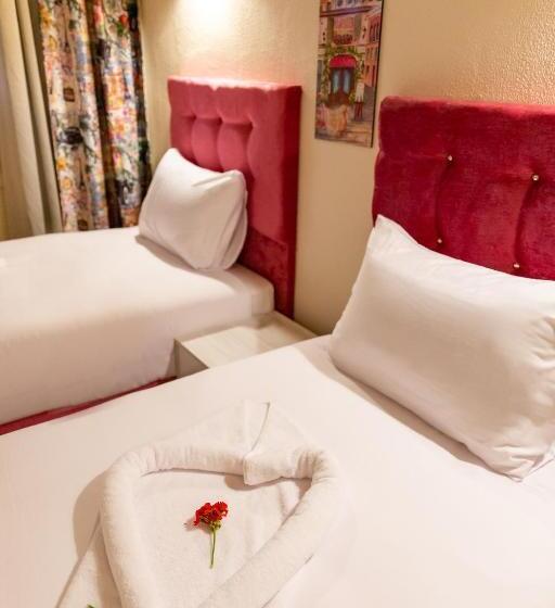 سوییت با چشم‌انداز باغ, Golden Lake Marina