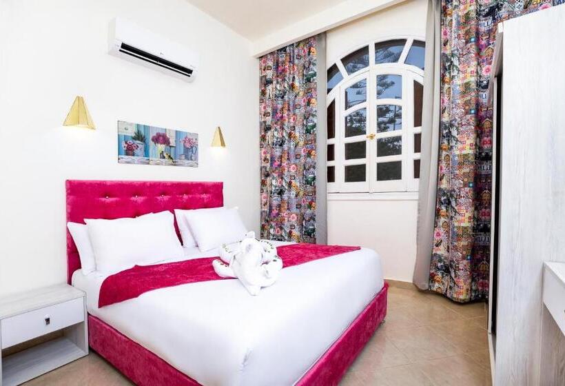 سوییت با چشم‌انداز باغ, Golden Lake Marina