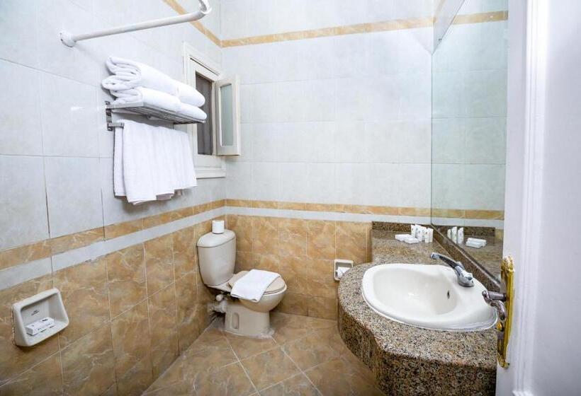 سوییت با چشم‌انداز باغ, Golden Lake Marina