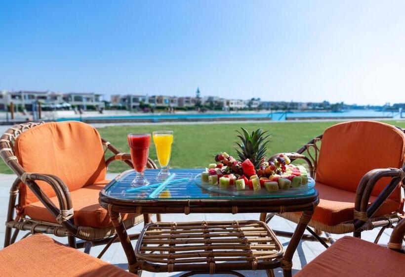 اتاق استاندارد با چشم‌انداز استخر, Golden Lake Marina