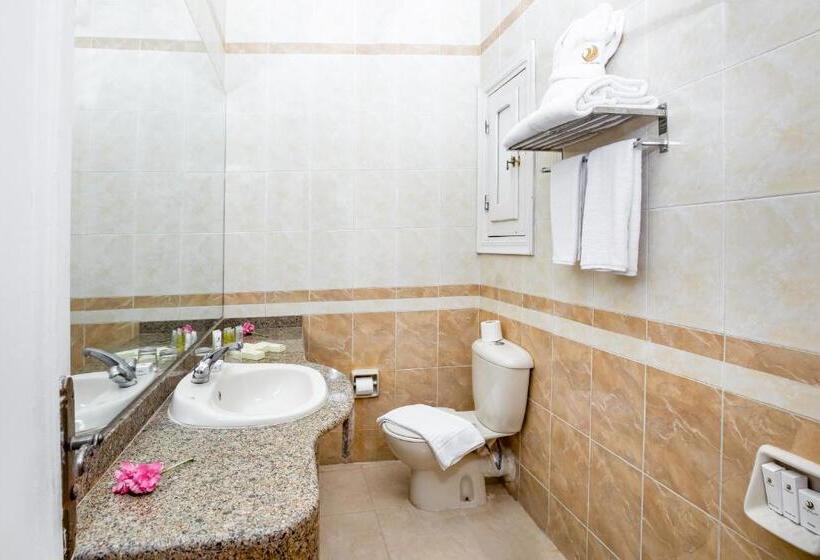 اتاق استاندارد با چشم‌انداز استخر, Golden Lake Marina