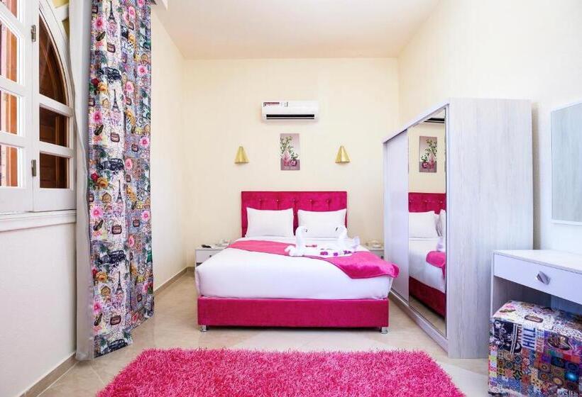 اتاق استاندارد با چشم‌انداز استخر, Golden Lake Marina