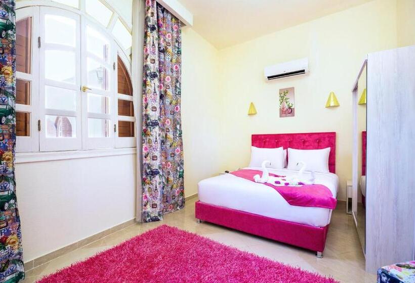 اتاق استاندارد با چشم‌انداز استخر, Golden Lake Marina