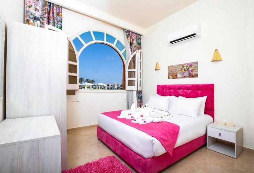 اتاق استاندارد با چشم‌انداز استخر, Golden Lake Marina