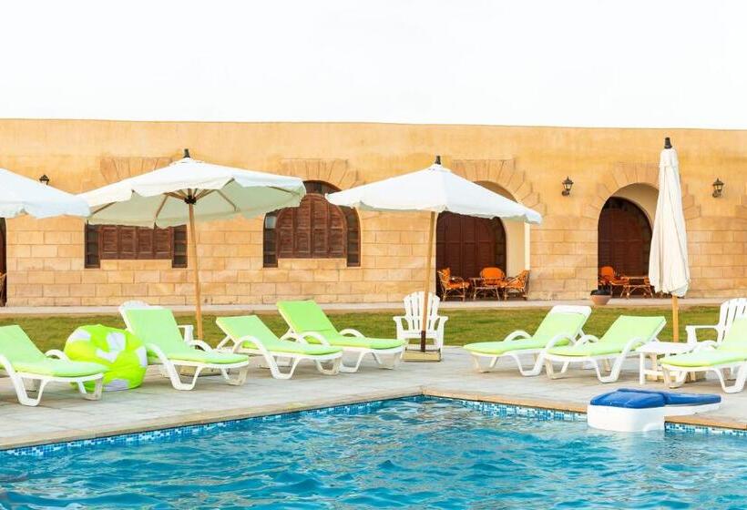 سوییت جونیور با چشم‌انداز استخر, Golden Lake Marina