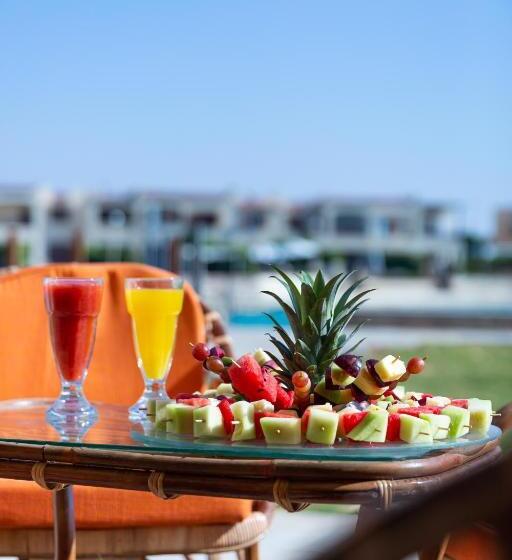 سوییت جونیور با چشم‌انداز استخر, Golden Lake Marina