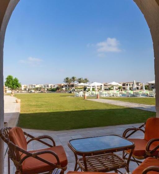 سوییت جونیور با چشم‌انداز استخر, Golden Lake Marina