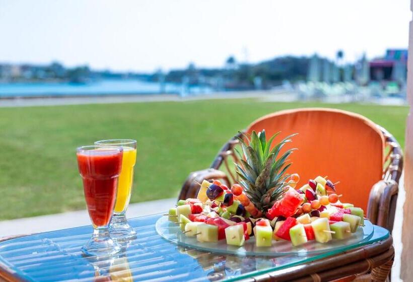 سوییت جونیور با چشم‌انداز استخر, Golden Lake Marina