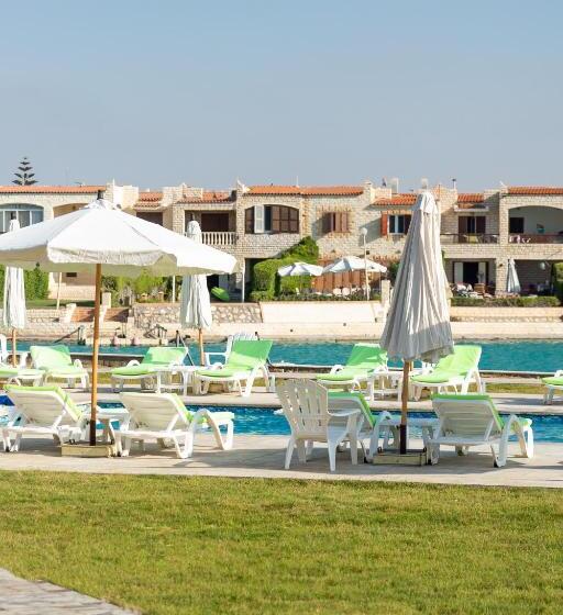 سوییت جونیور با چشم‌انداز استخر, Golden Lake Marina