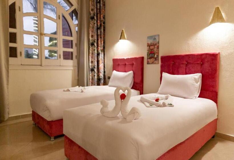 سوییت جونیور با چشم‌انداز استخر, Golden Lake Marina