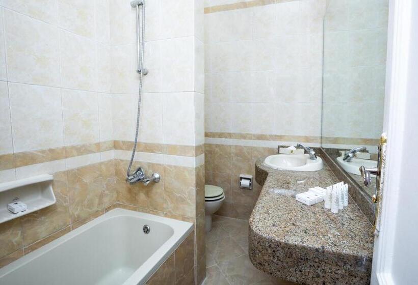 Suite with lake view, Golden Lake Marina