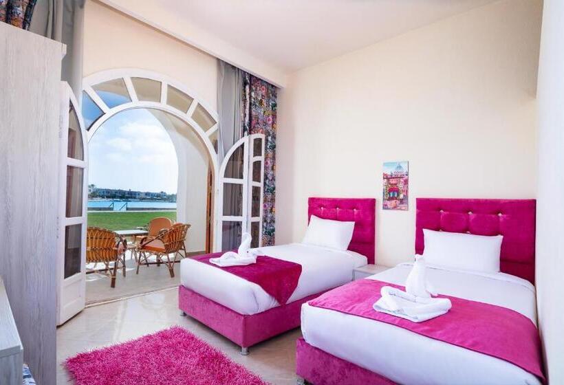 Suite with lake view, Golden Lake Marina